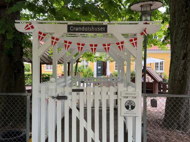 Indgang med flag